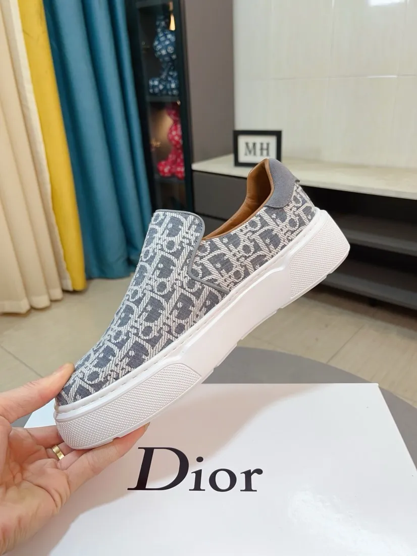 Men's men's shoes 💰380🌸🌸[Dior] 25ss new product B01 moral training shoes. The toe dimension design of the couple's style is a bit wider. The upper foot comfort is perfect. The threads are beautiful. Perfectly adaptable to trousers. Decorated with various classic details. It is an ideal choice for daily styling. Can be matched with various casual items to create exquisite looks. Fabric: top layer cowhide/lining sheepskin TPU original outsole Code number: 38-44, 45 customized